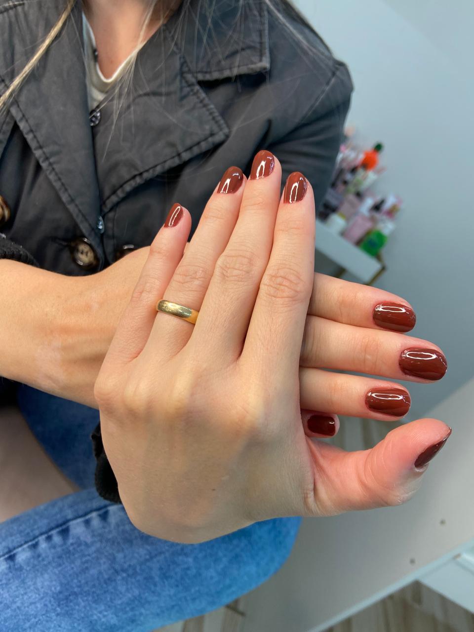 Unhas das mãos esmaltadas por Rafaela Baião – beleza e cuidado